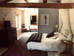 7 dormitoris, planxa i posts de planxar, Internet i roba de llit