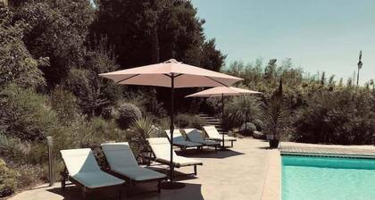 Le mas du figuier au pied de la cité médiévale