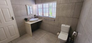 Dusche, HandtĂŒcher, Seife, Toilettenpapier