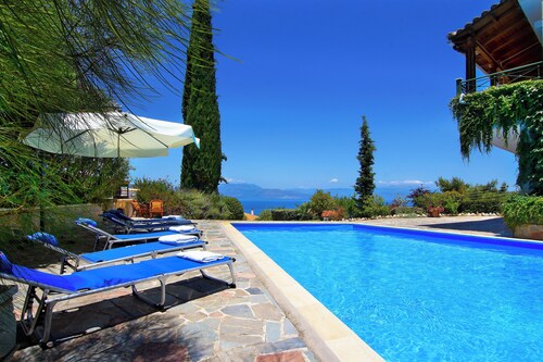 Luxurious 5-bedroom villa with stunning sea views in delightful Platanos, Akrata