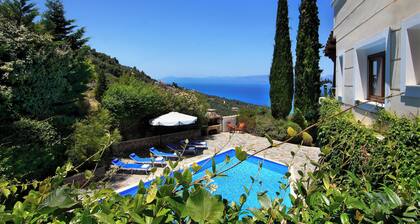 Luxurious 5-bedroom villa with stunning sea views in delightful Platanos, Akrata