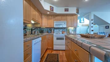 Réfrigérateur, micro-ondes, plaque de cuisson, lave-vaisselle