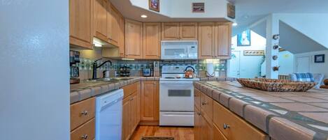 Réfrigérateur, micro-ondes, plaque de cuisson, lave-vaisselle