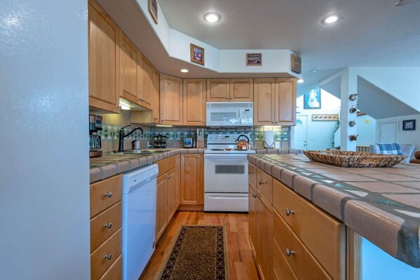 Fridge, microwave, stovetop, dishwasher