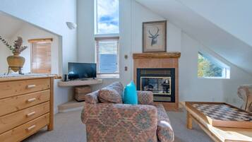 Télévision, cheminée