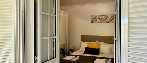 2 bedrooms, travel cot, free WiFi, bed sheets