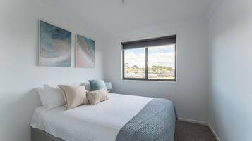 4 bedrooms, iron/ironing board, free WiFi, bed sheets