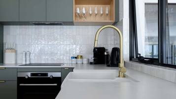 Kühlschrank, Mikrowelle, Ofen, Herdplatte