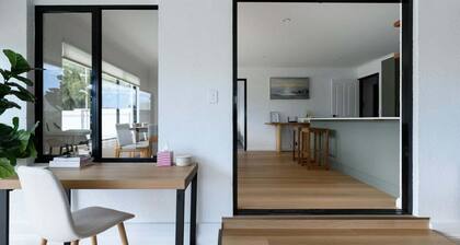 Stylish Family Retreat by Hawley Beach