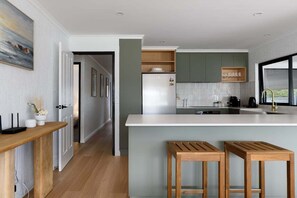 Réfrigérateur, four à micro-ondes, un four, surface de cuisson