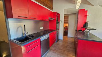 Een koelkast, een microgolfoven, een vaatwasser