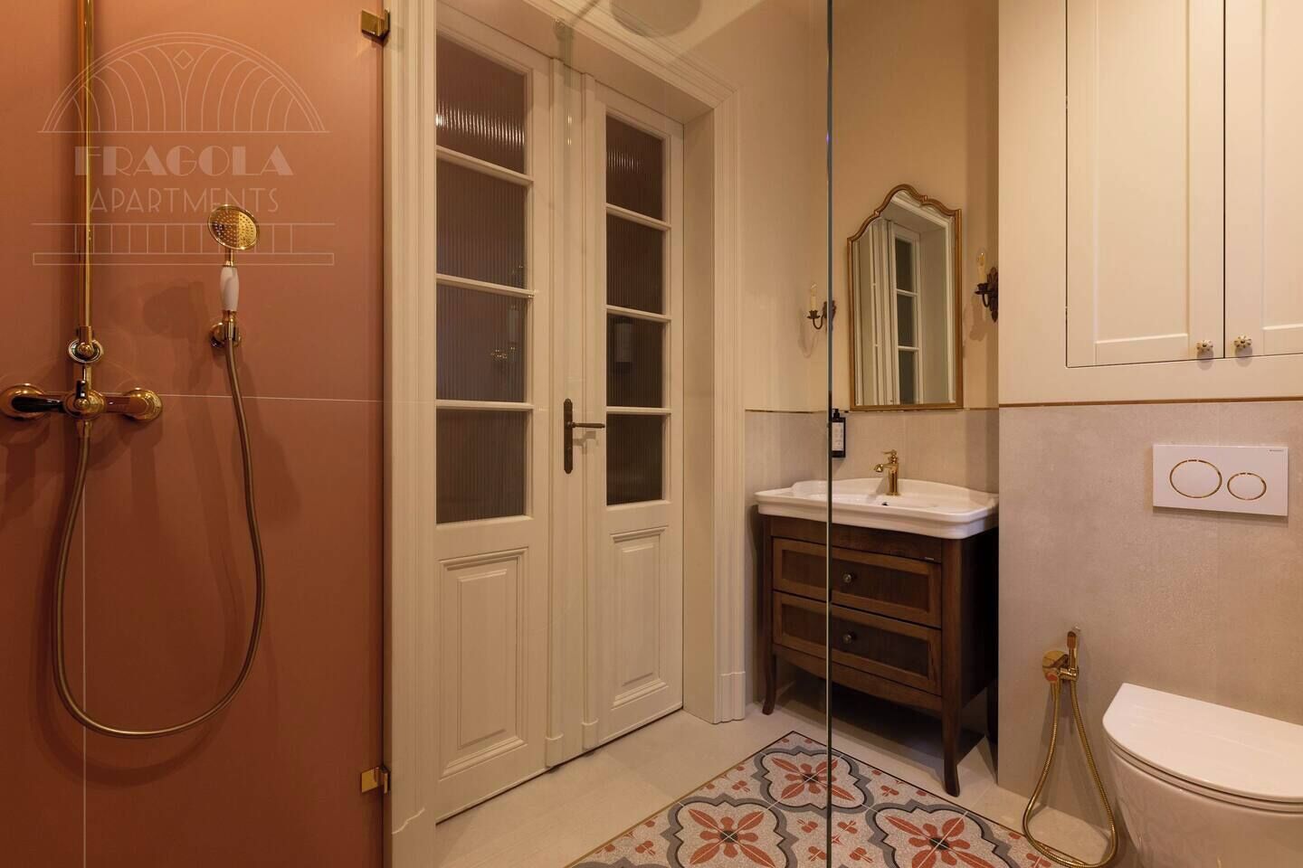 Apartamento luxo, 2 quartos, para não fumantes | Banheiro | Secador de cabelo, toalhas de banho, sabonete, shampoo