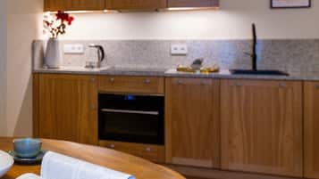 Refrigerador con freezer, microondas, placa de cocina, lavavajillas