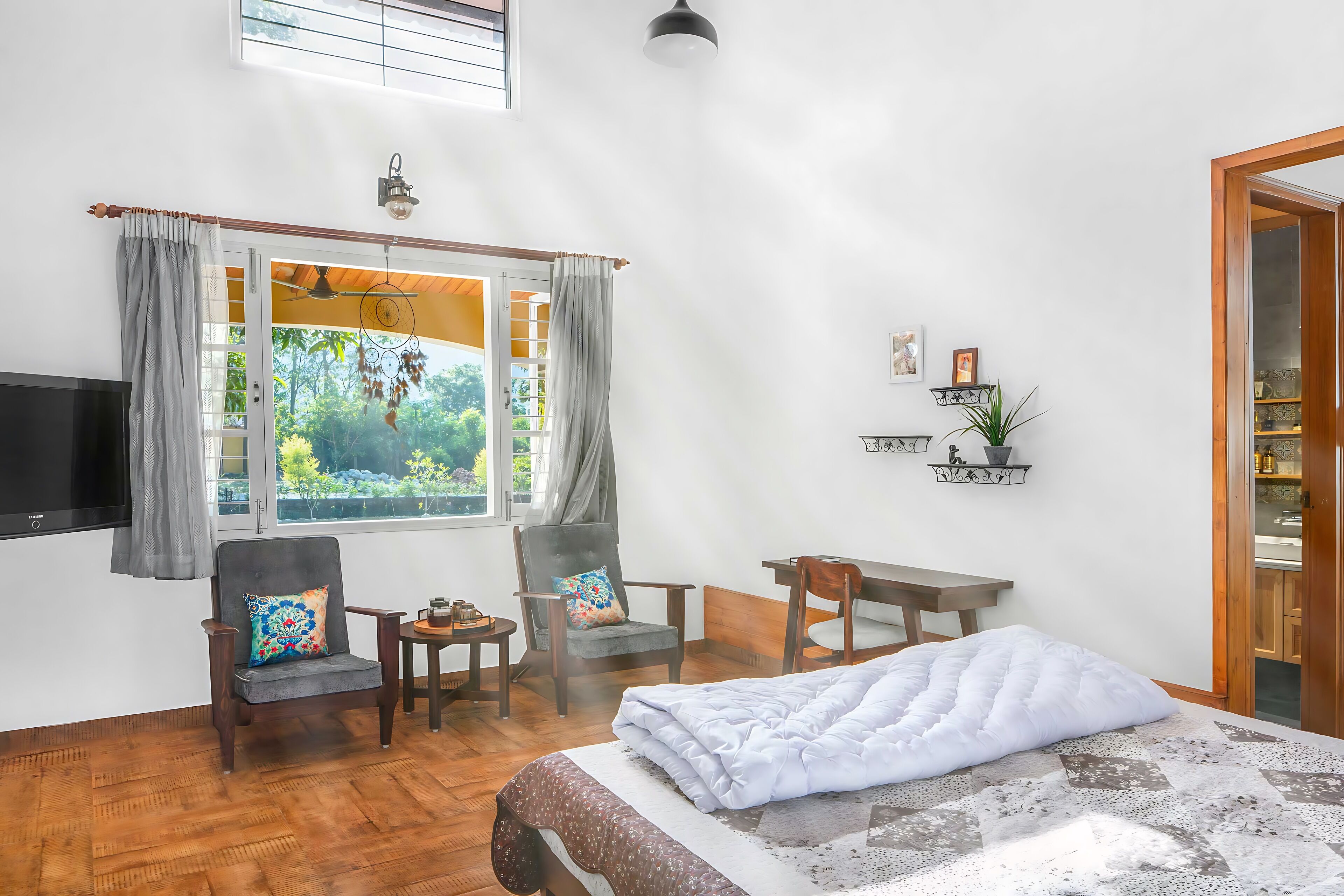 Luxury Room, Garden View | 1 bedroom, individually furnished, desk, laptop workspace