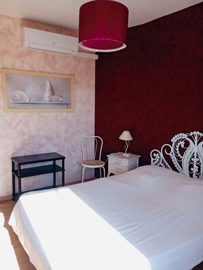 1 bedroom, WiFi, bed sheets - Sea-facing second floor of villa (Portiragnes)