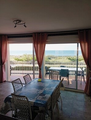 Dining - Sea-facing second floor of villa (Portiragnes)