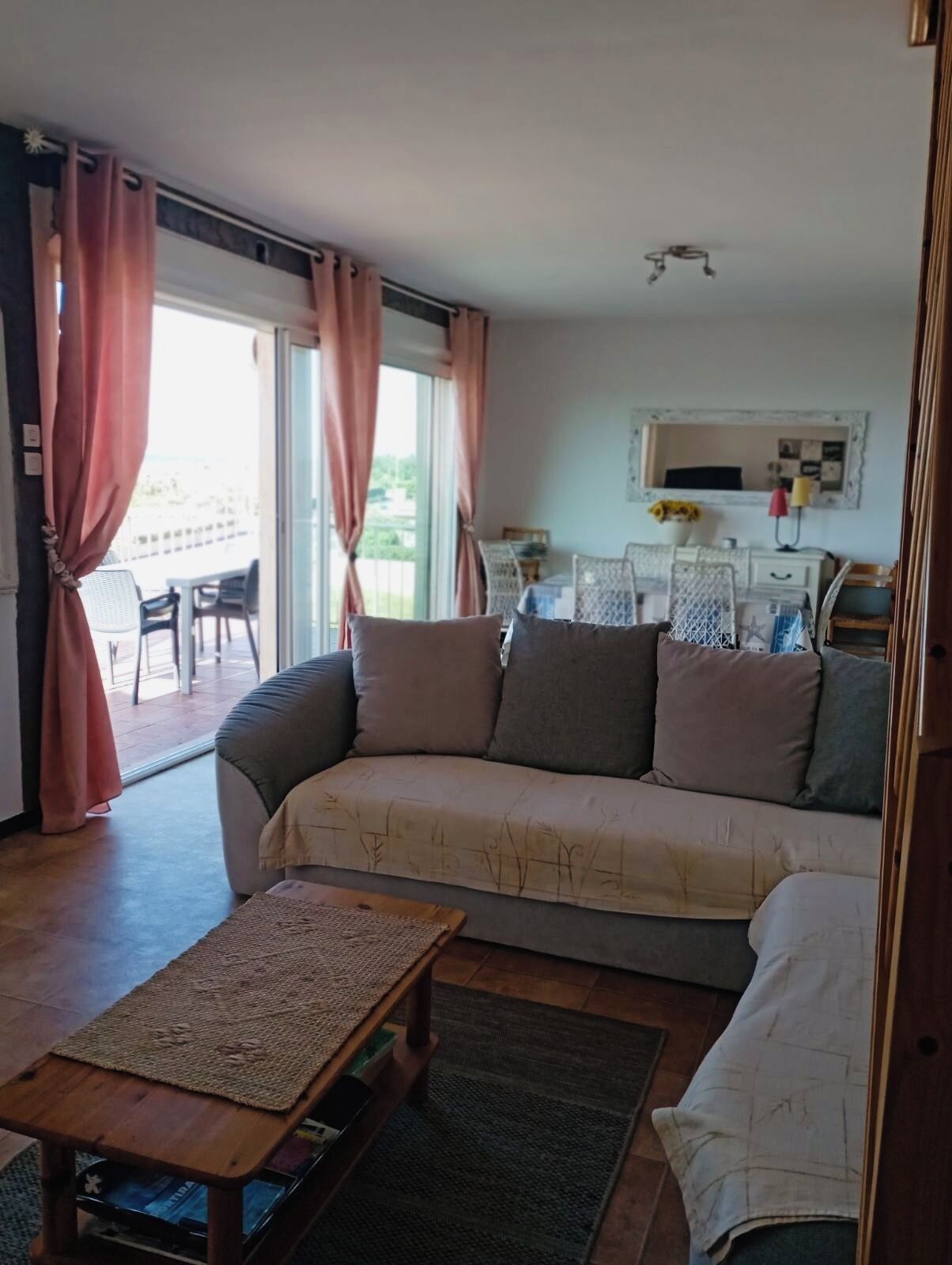 Un salon confortable avec un canapé, une table basse et un coin repas comprenant des chaises et une table.