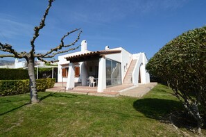House | Garden - Holiday Home in Lestartit Near Sandy Beach (Torroella de Montgrí)