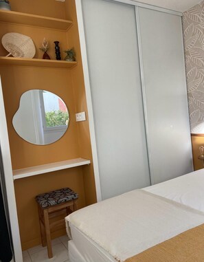 1 bedroom, desk, iron/ironing board, WiFi