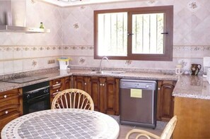 Classic House, 4 Bedrooms | Private kitchen | Fridge, microwave, dishwasher, highchair