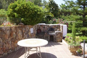 Classic House, 4 Bedrooms | Outdoor dining