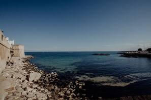 A coastal walkway with rocky terrain and a clear view of the sea. - Casa Lucia in Monopoli (Monopoli)