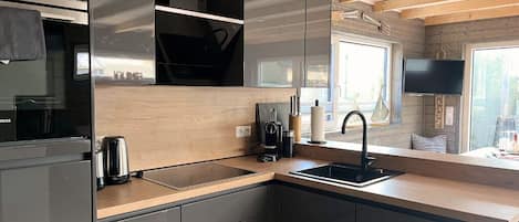 Fridge, stovetop