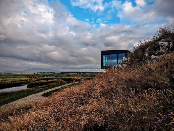 Property grounds - Cliff Top Retreat with Private Hot tub (Cab2) (Ballintoy)