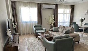 Standard-Apartment, Balkon, Stadtblick | Wohnbereich | Flachbildfernseher