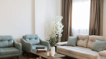 Standard-Apartment, Balkon, Stadtblick | Wohnbereich | Flachbildfernseher