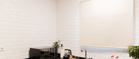 Departamento estándar, balcón, vista a la ciudad | Cocina privada | Tetera eléctrica