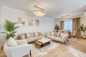 Appartement supérieur, 3 chambres, vue sur la ville | Aire de séjour | Téléviseur à écran plat, foyer