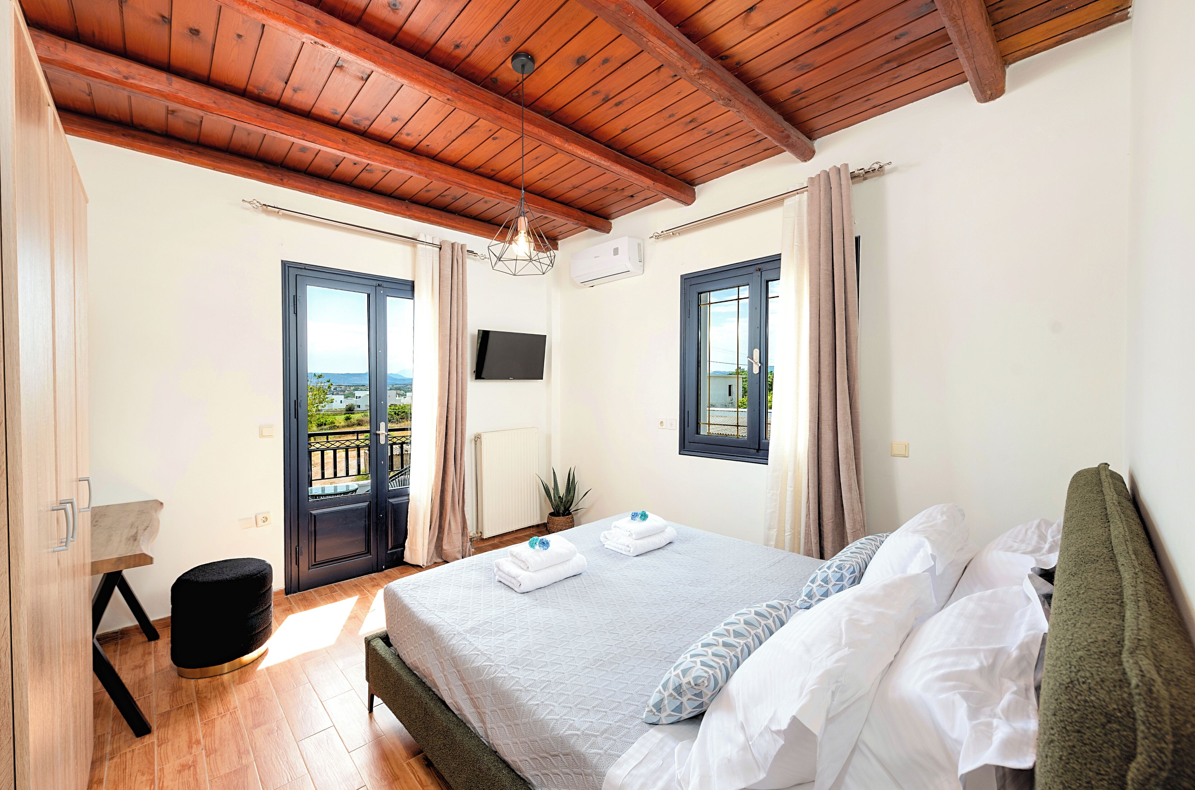 5 soveværelser, pengeskab på værelset, skrivebord, strygejern/strygebræt