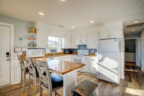 Fridge, microwave, oven, stovetop - "Sea Notes" Oceanfront Cottage in Surf City (Surf City)