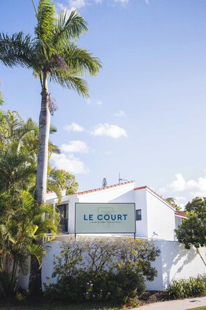 Un bâtiment sur lequel on peut lire l’inscription : « LE COURT, VILLES DE LUXE À NOOSA ».