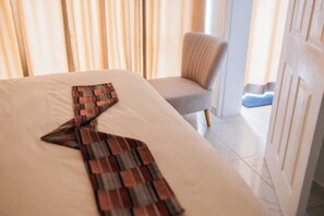 1 dormitorio, tabla de planchar con plancha, wifi y ropa de cama