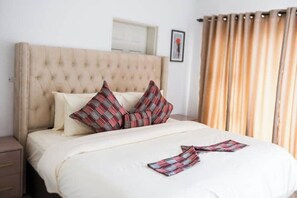 1 dormitorio, tabla de planchar con plancha, wifi y ropa de cama