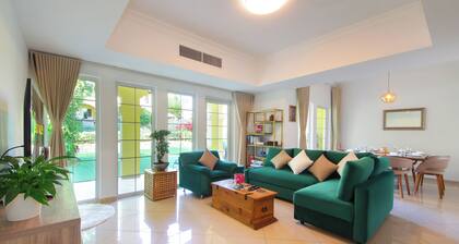 Gorgeous 2B with a beautiful garden