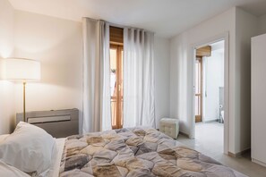 Appartement, balcon, vue sur la mer | 3 chambres, lit de bébé (supplément), accès au Wi-Fi (inclus)