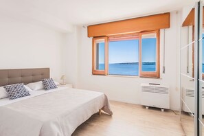 Appartement, balcon, vue sur la mer | 3 chambres, lit de bébé (supplément), accès au Wi-Fi (inclus)