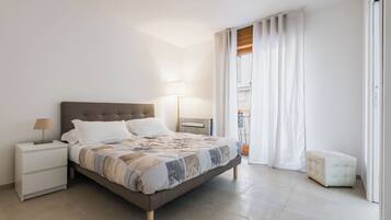 Appartamento, balcone, vista mare | 3 camere, culle/letti per bambini (a pagamento), Wi-Fi gratuito
