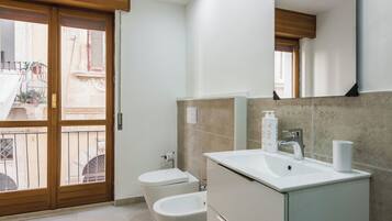Appartamento, balcone, vista mare | Bagno | Sapone, shampoo, carta igienica