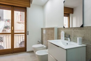 Departamento, balcón, vista al mar | Baño | Jabón, shampoo, papel de baño 