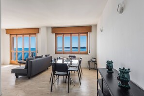 Appartamento, balcone, vista mare | Area soggiorno | TV