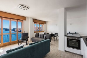 Appartement, balcon, vue sur la mer | Cuisine privée | Bouilloire électrique, grille-pain, chaise haute