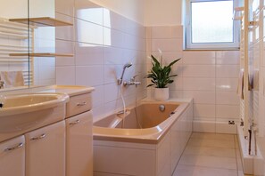 Haartrockner, Handtücher, Seife, Toilettenpapier
