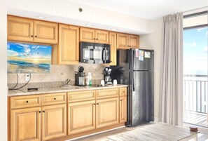 Frigorífico, microondas, placa de cocina y cafetera o tetera