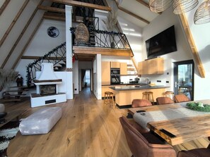 Smart TV, fireplace