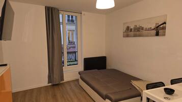 1 chambre, fer et planche à repasser, Wi-Fi, draps fournis