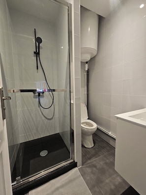 Haartrockner, Handtücher, Seife, Toilettenpapier